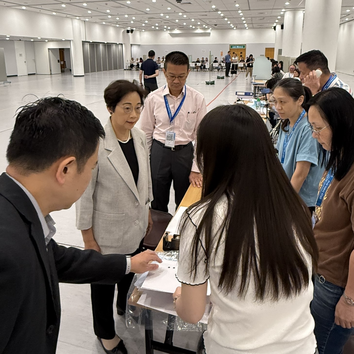 平機會主席於2025年選舉委員會界別分組補選前視察投票站